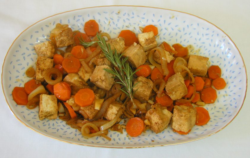 Travessa de tofu salteado com cenoura